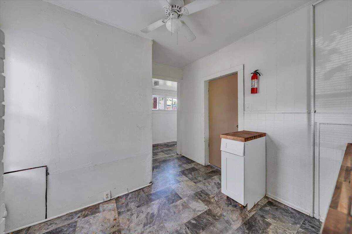 514 9th ST SE - Photo 6