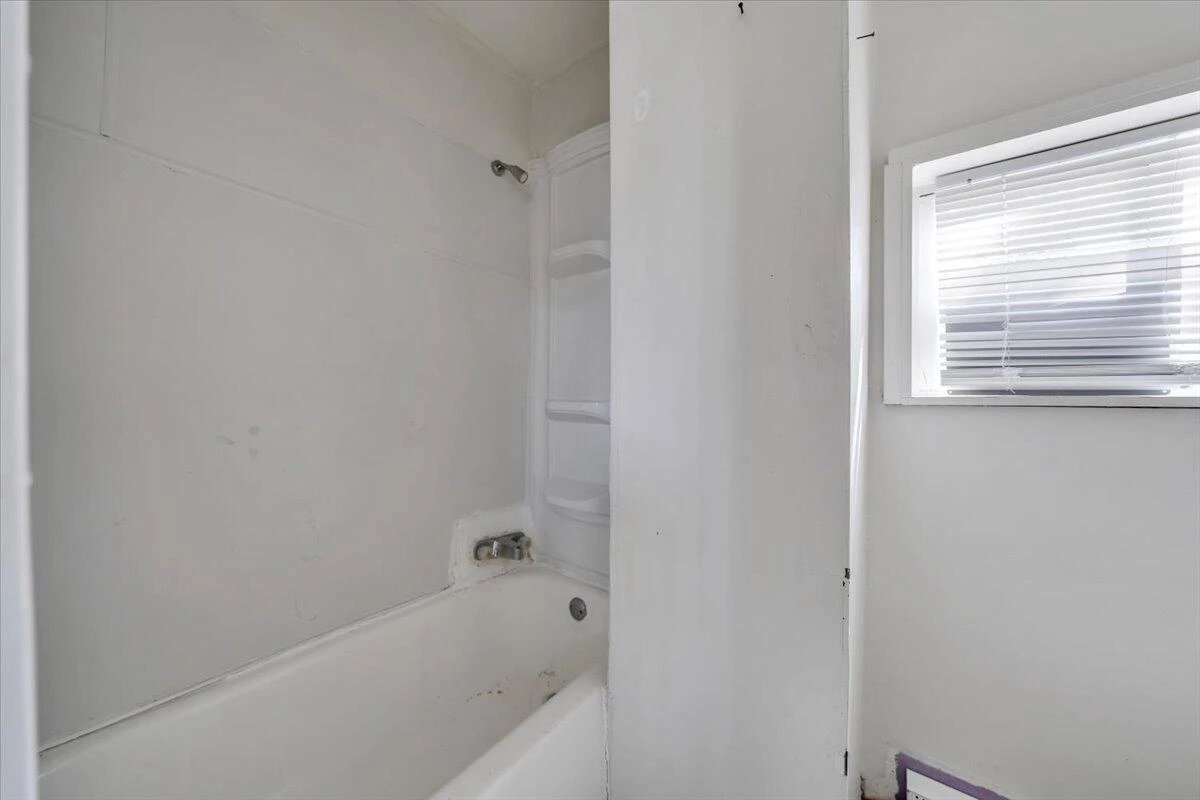 514 9th ST SE - Photo 8