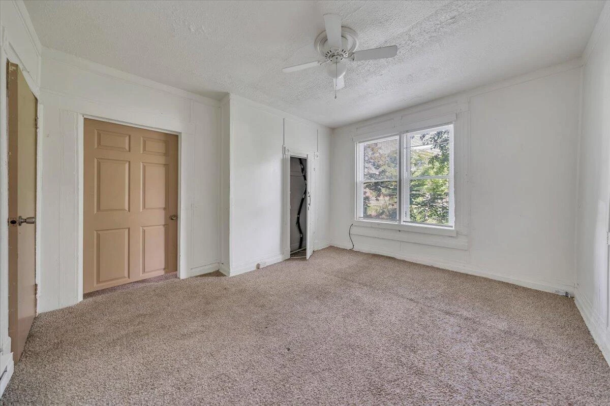 514 9th ST SE - Photo 9