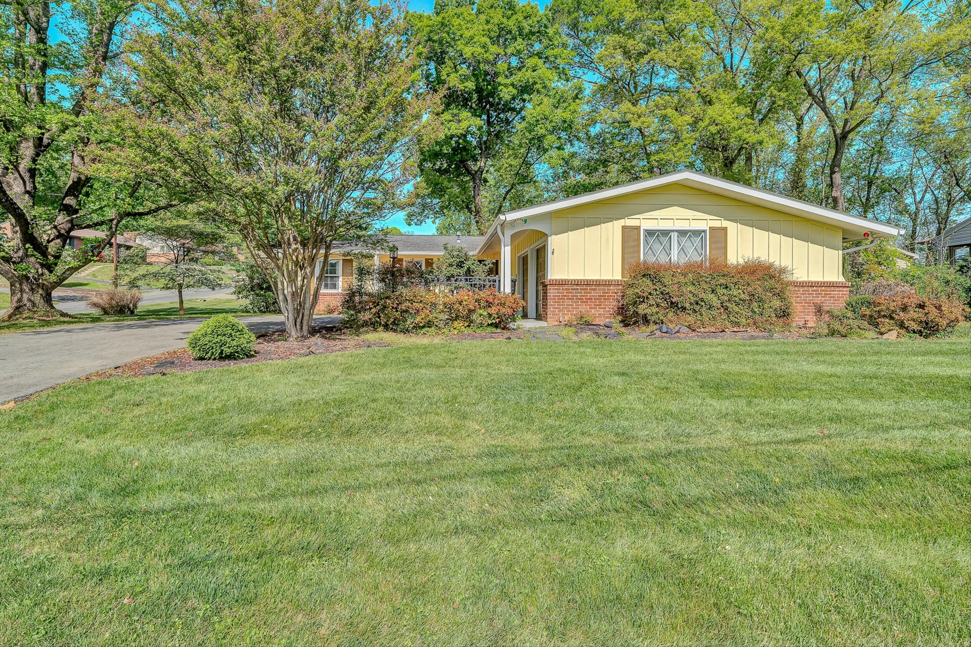 5245 Carriage DR - Photo 2