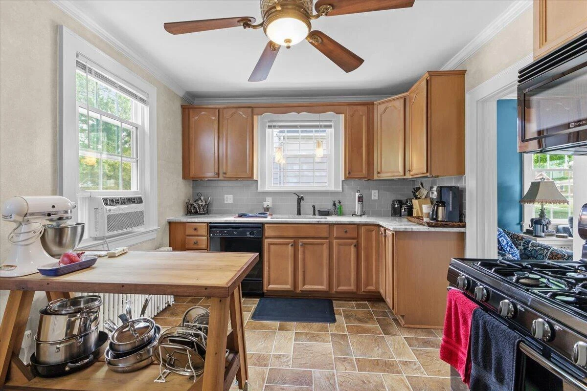 209 Huntington BLVD NE - Photo 9