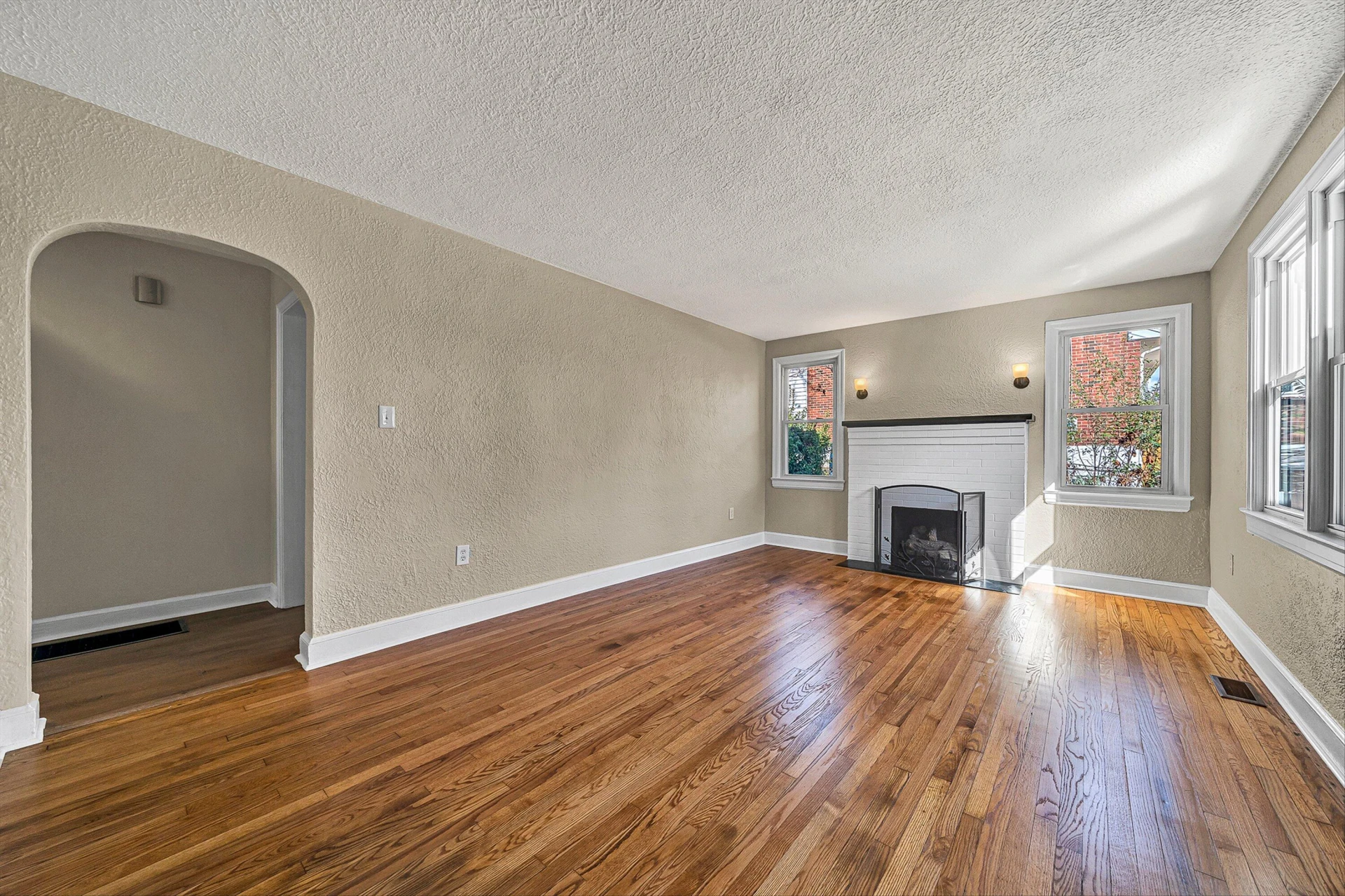 2106 Colgate ST NE - Photo 3