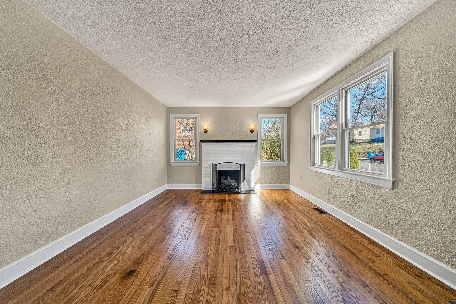 2106 Colgate ST NE - Photo 4