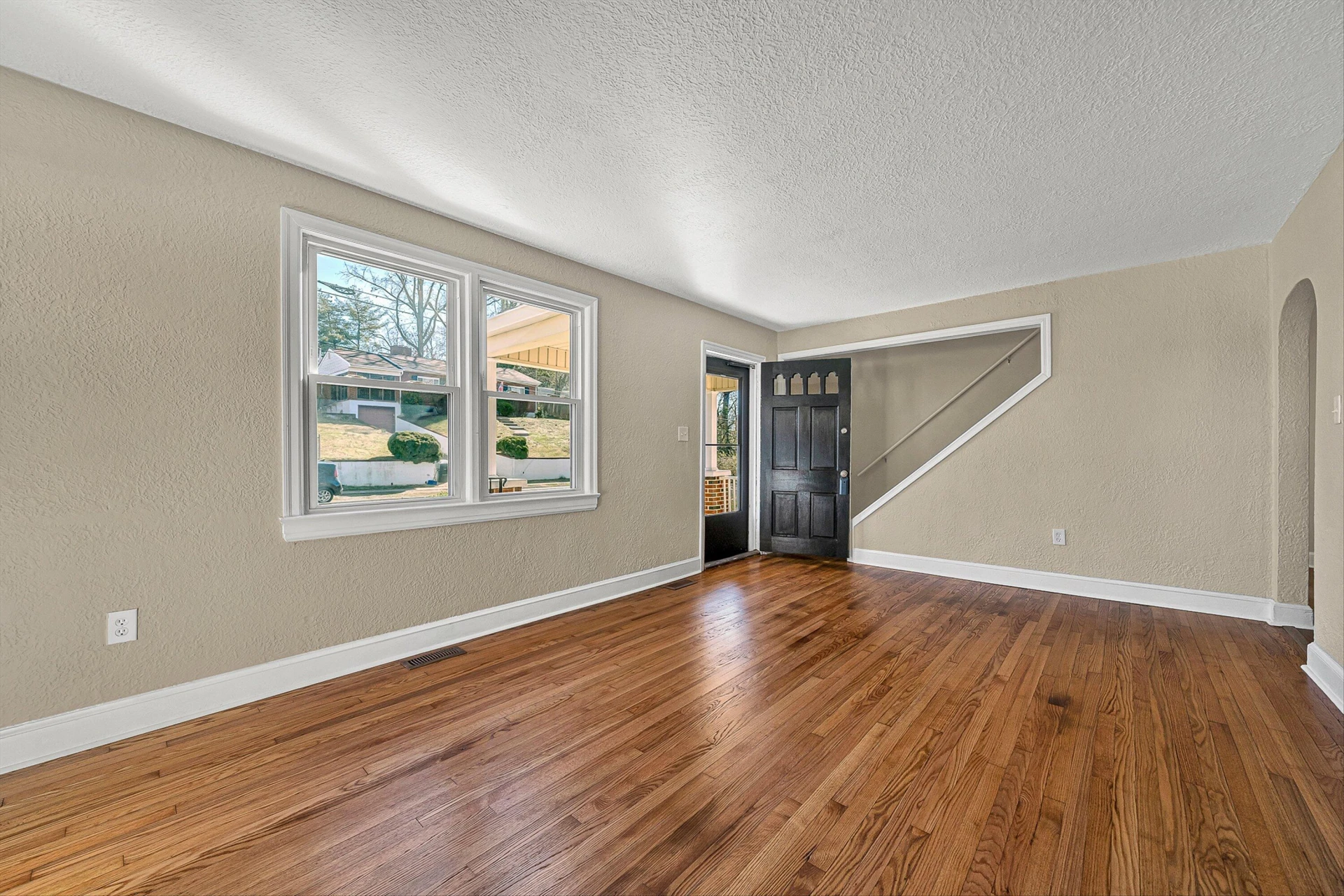 2106 Colgate ST NE - Photo 5