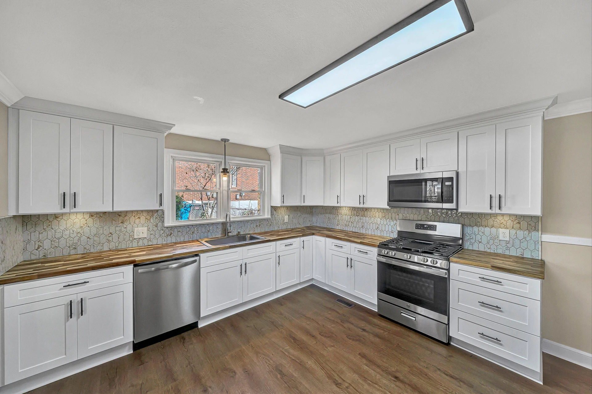 2106 Colgate ST NE - Photo 6