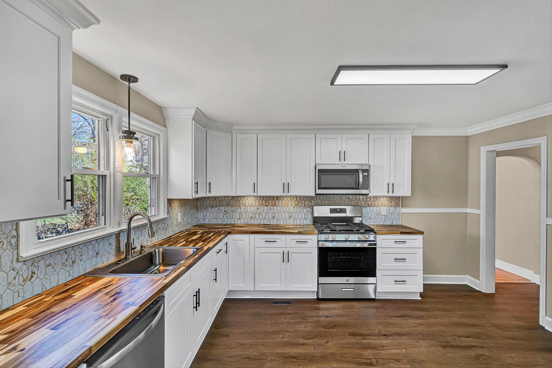 2106 Colgate ST NE - Photo 7