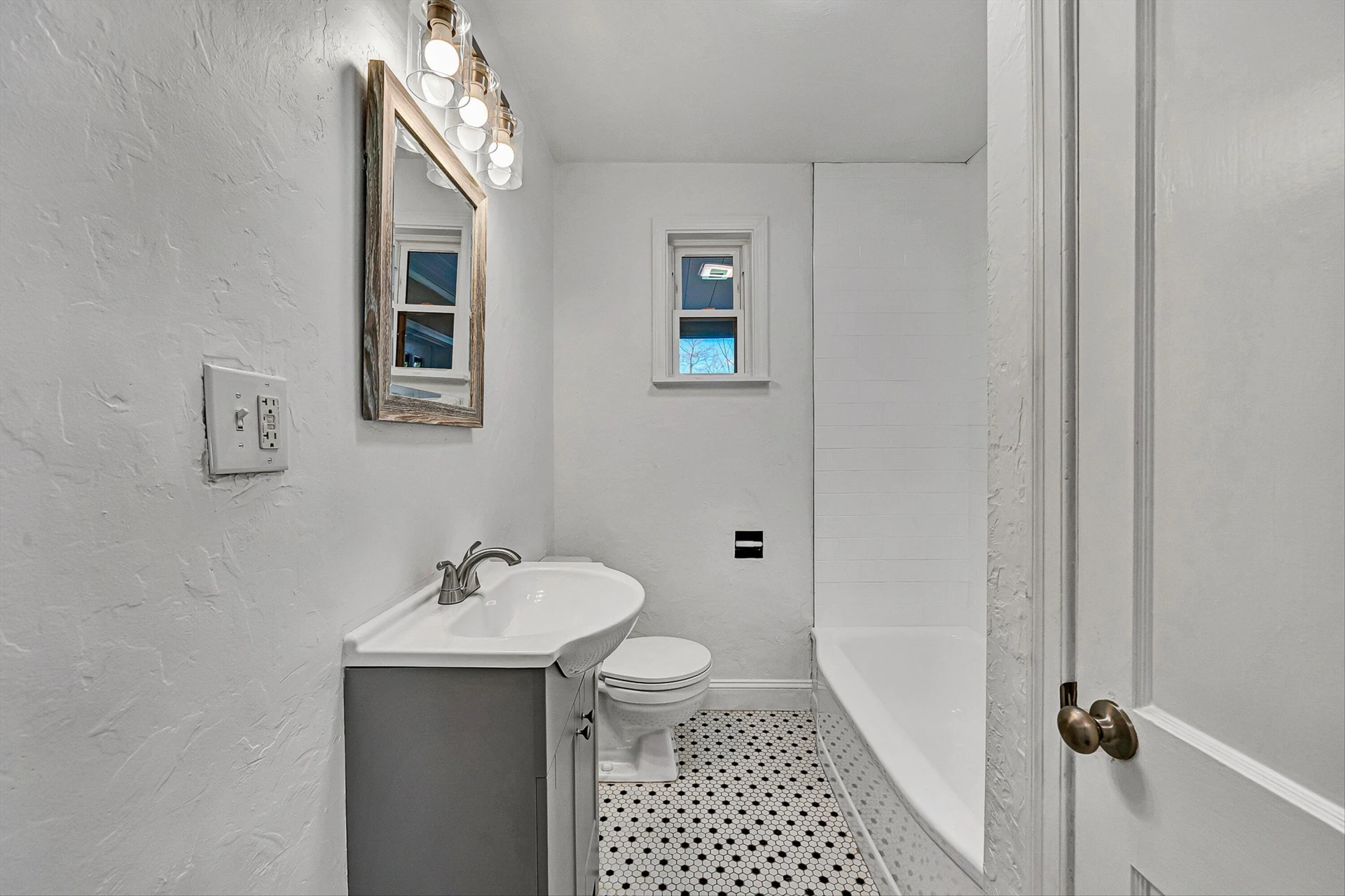 2106 Colgate ST NE - Photo 9