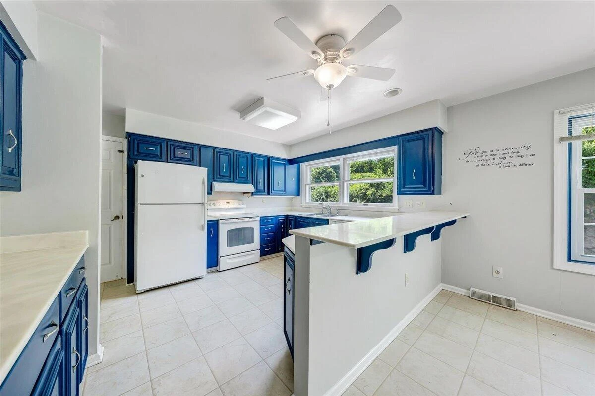 802 Oakwood DR SW - Photo 17