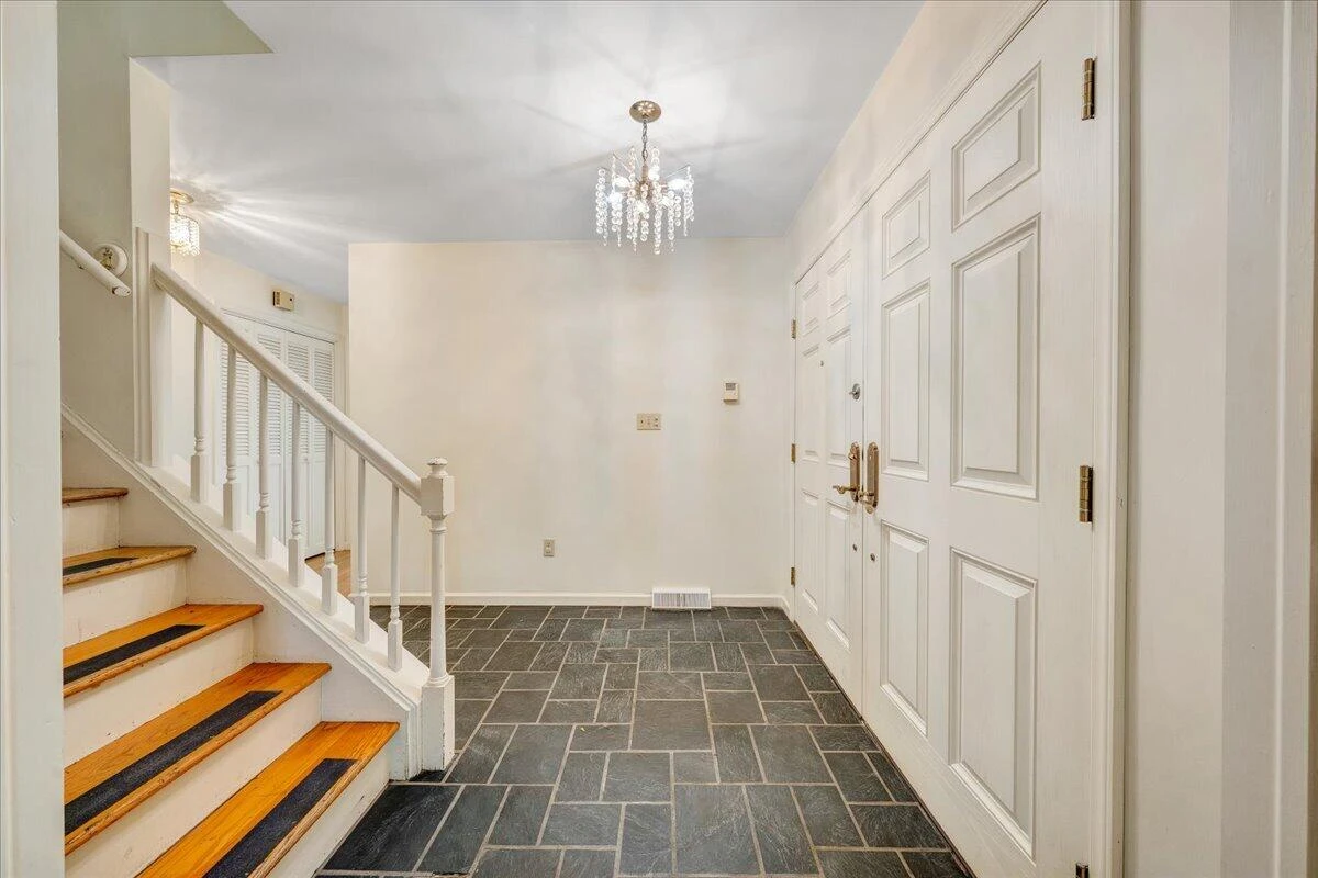 802 Oakwood DR SW - Photo 3
