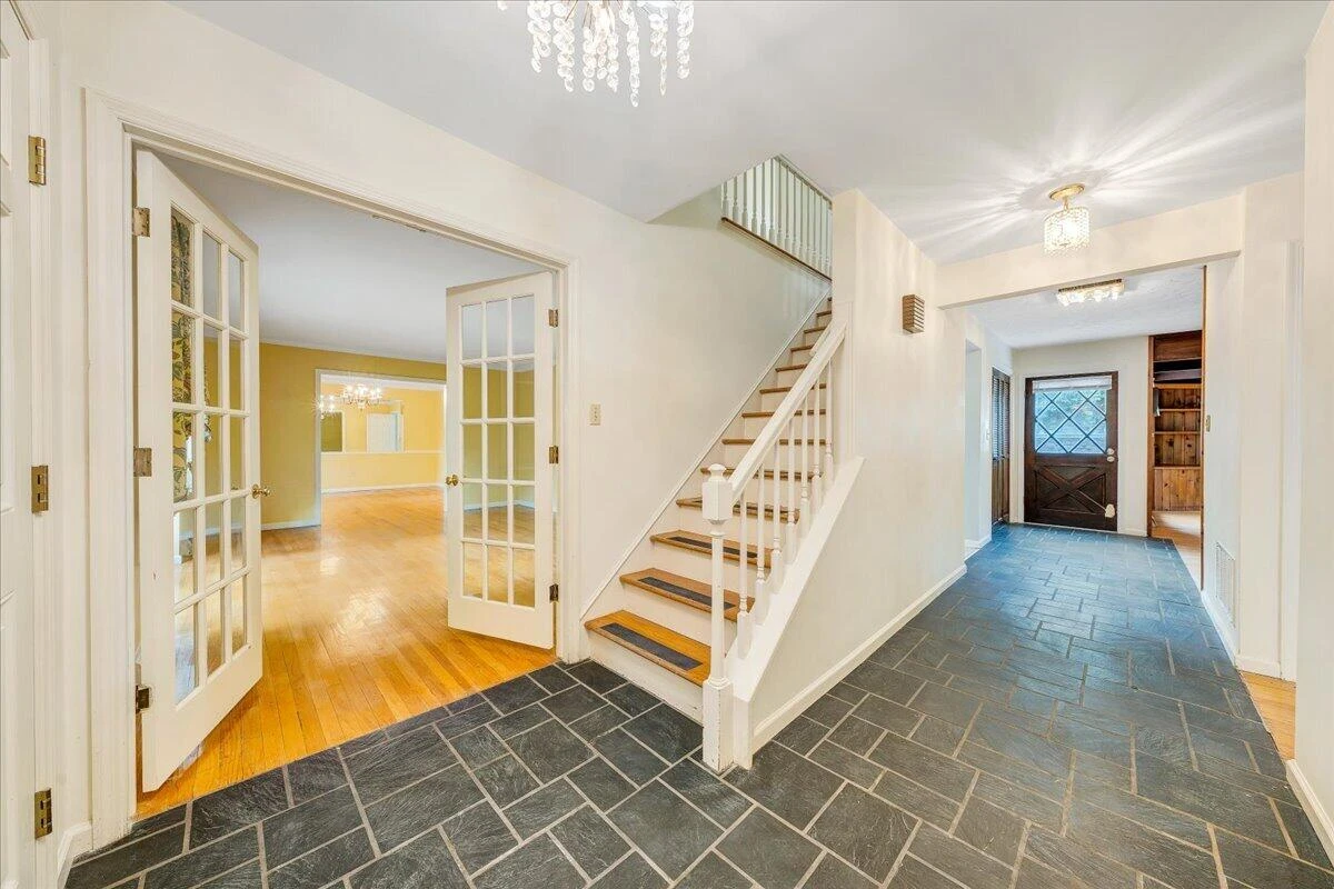 802 Oakwood DR SW - Photo 4