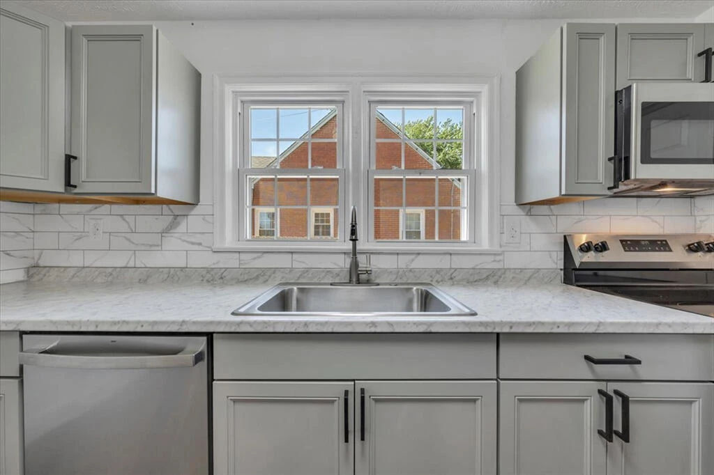 2622 Bowman ST NW - Photo 14
