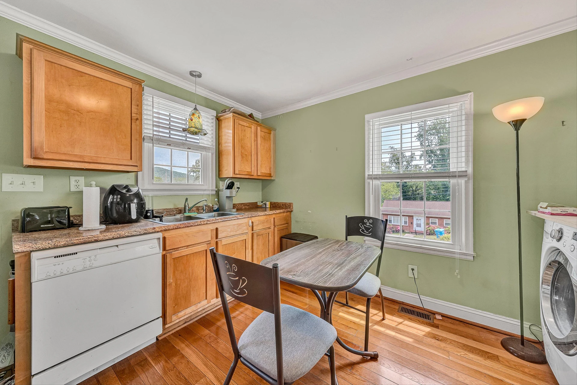 725 Windsor AVE SW - Photo 9