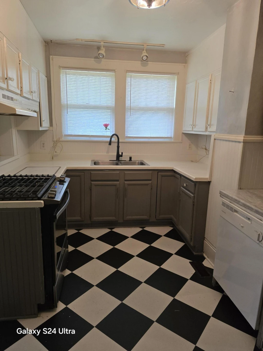 113 Princeton CIR NE - Photo 2