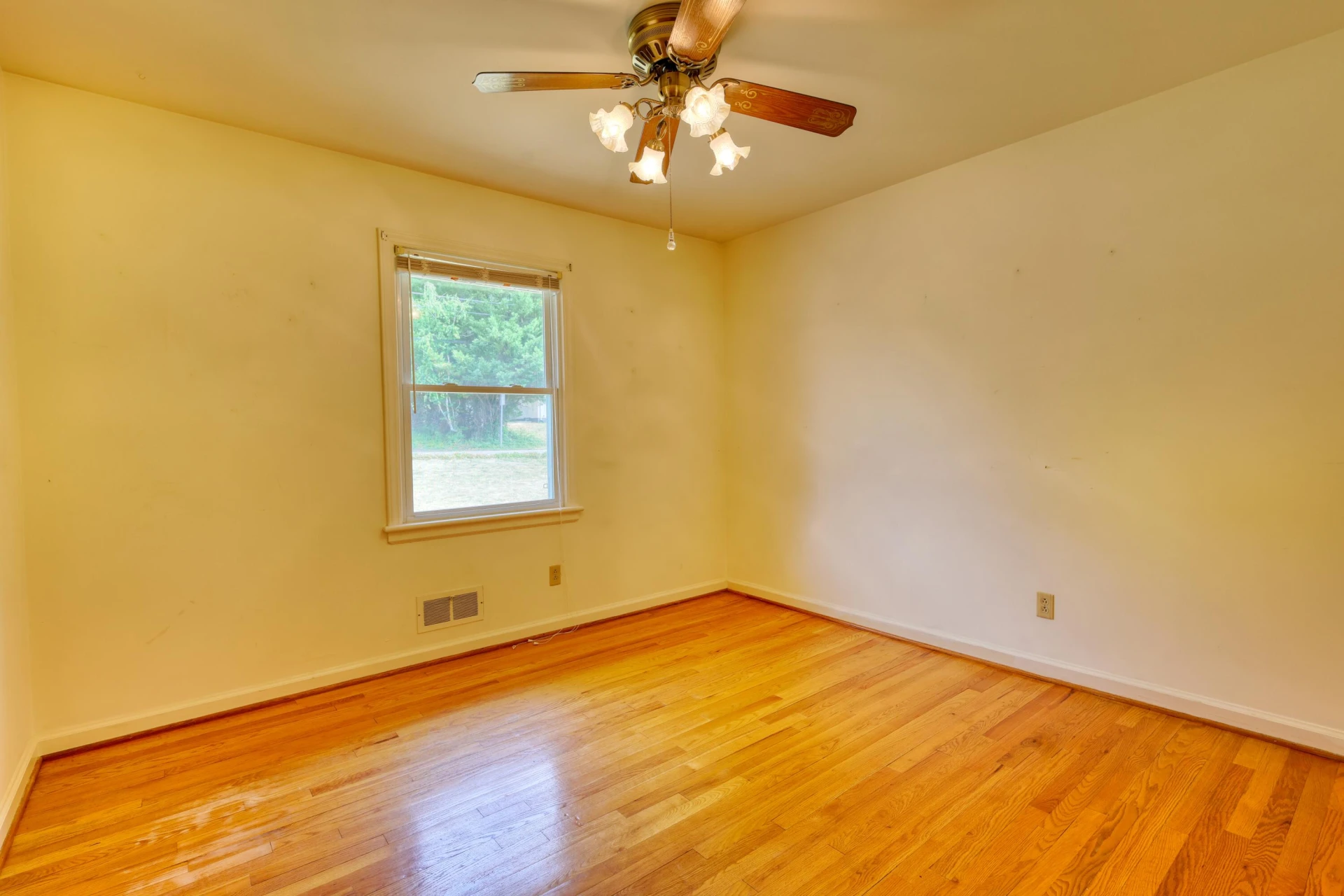 5410 Warwood DR - Photo 5