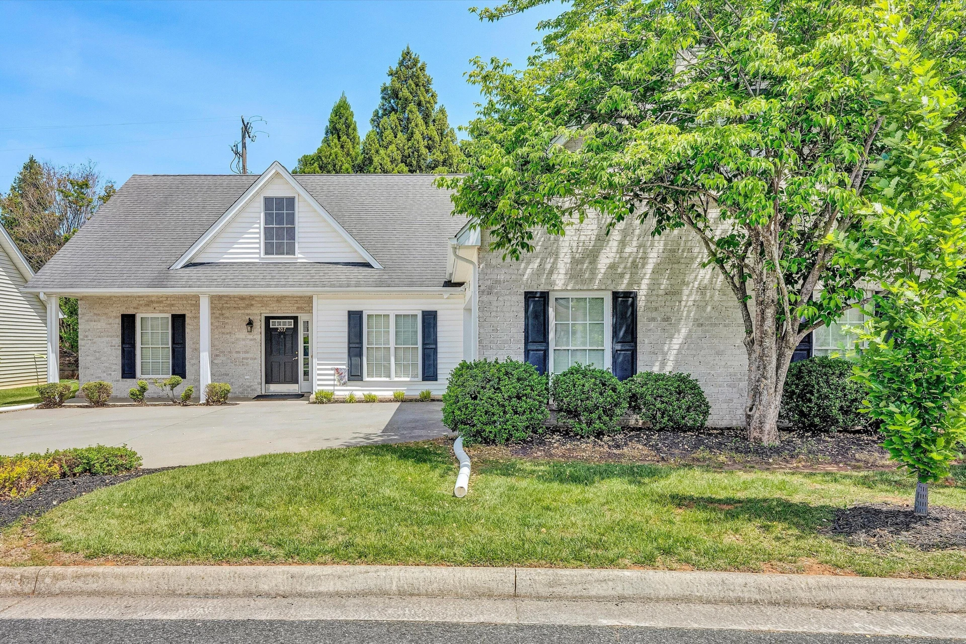 207 Duncraig DR - Photo 2