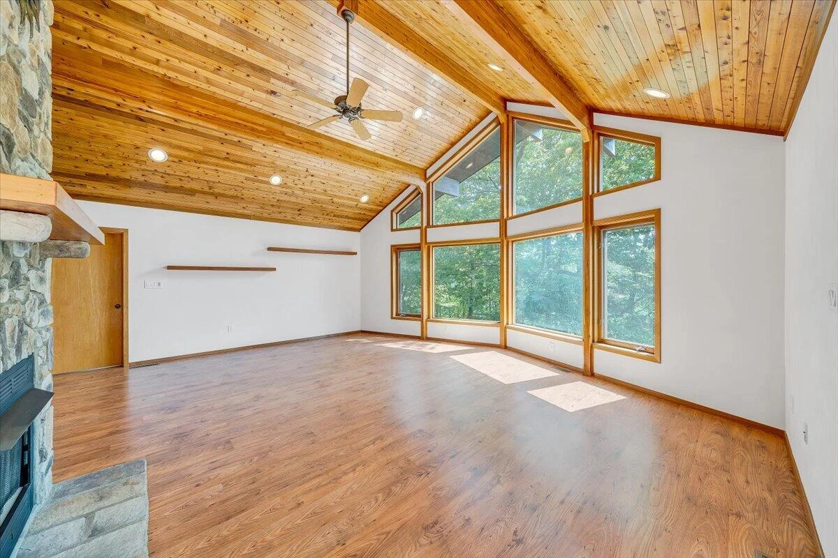 1042 Runaway Bay RD - Photo 16