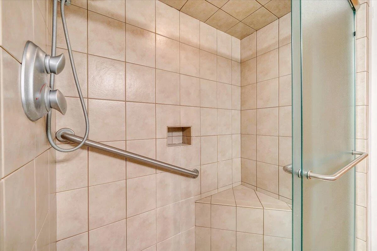 1042 Runaway Bay RD - Photo 31