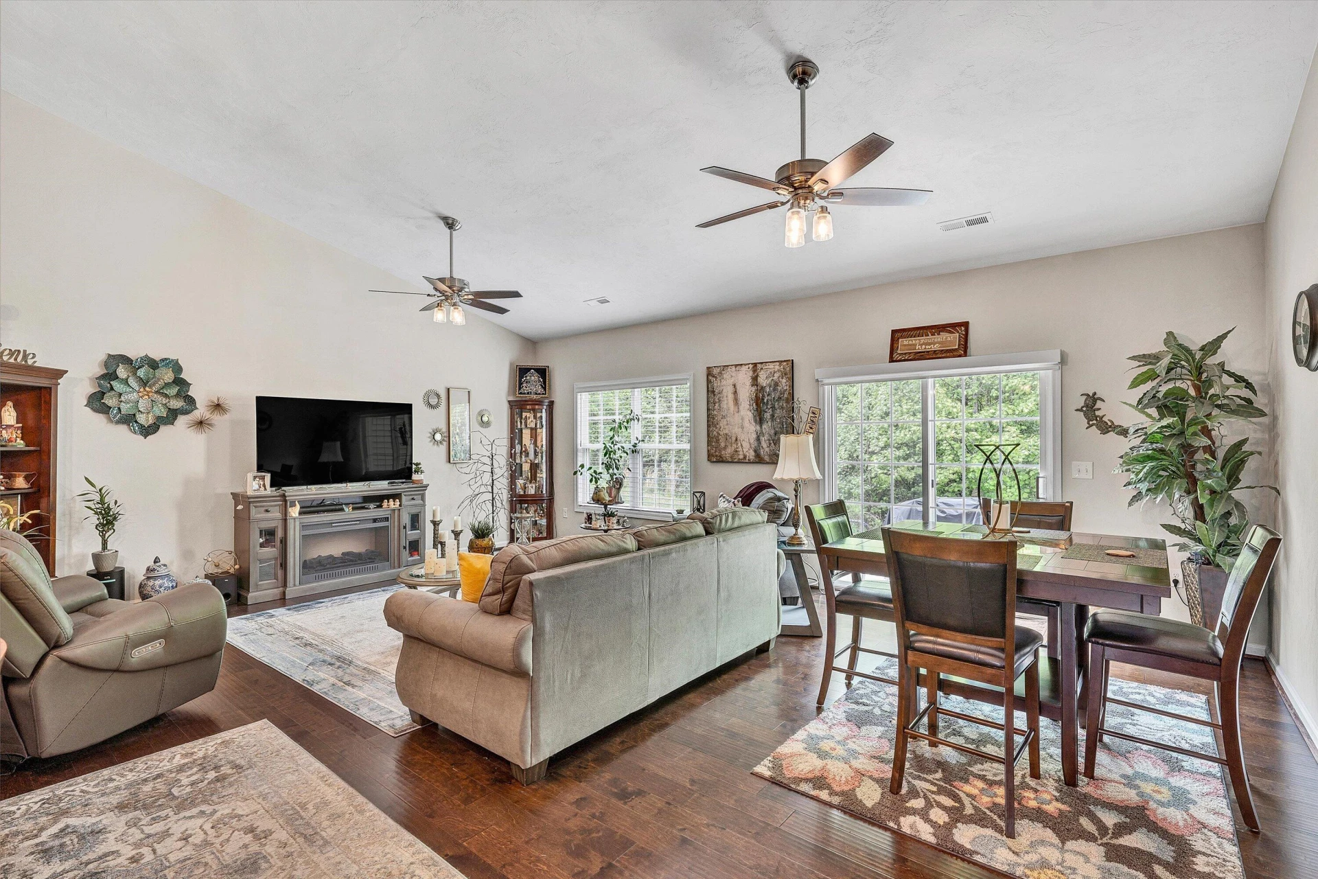 22 Carrington CT - Photo 7