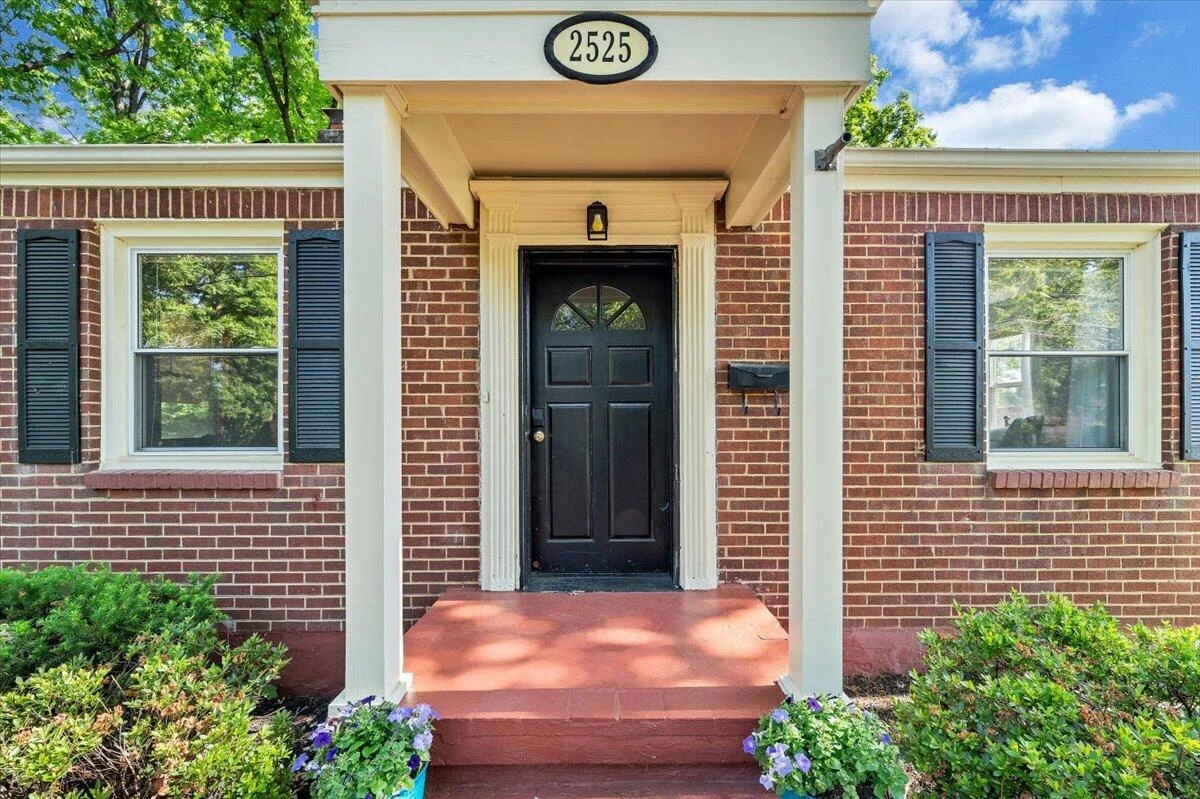 2525 Maiden LN SW - Photo 2