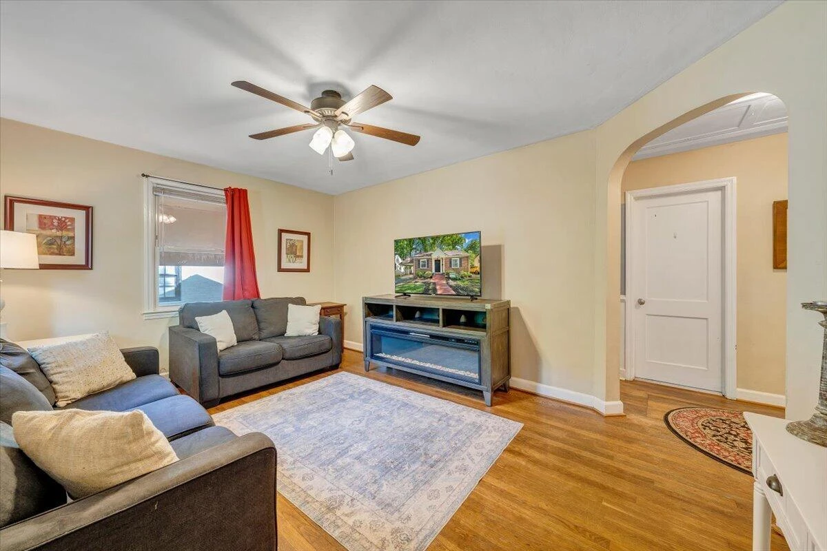 2525 Maiden LN SW - Photo 3
