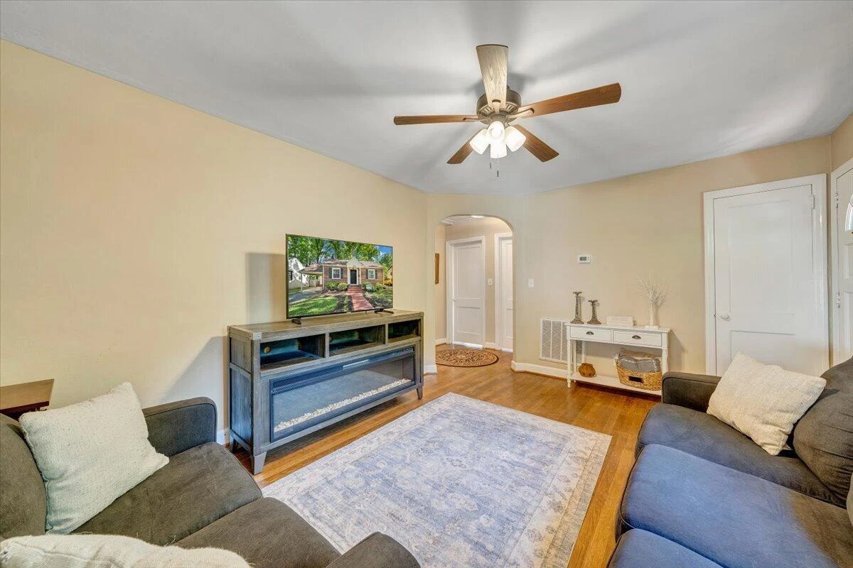 2525 Maiden LN SW - Photo 6