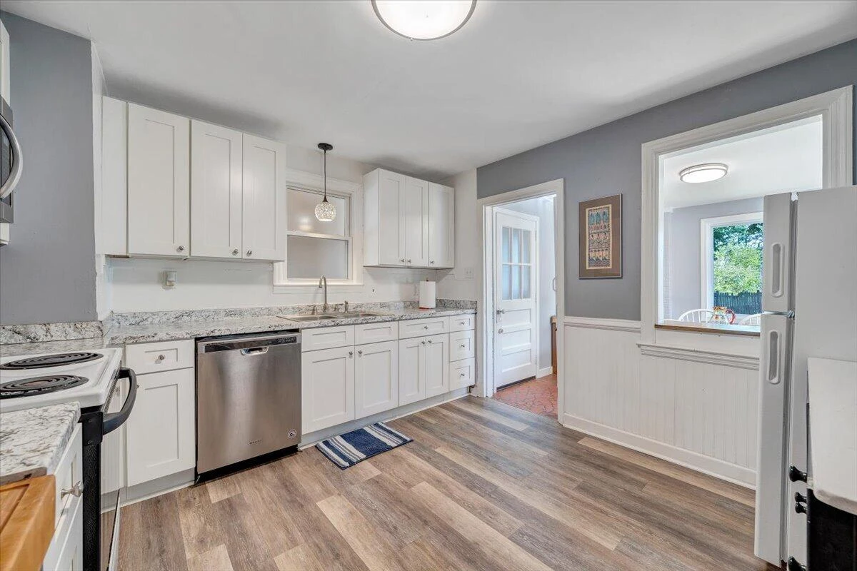 2525 Maiden LN SW - Photo 8