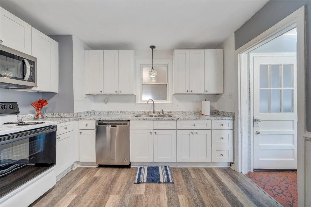2525 Maiden LN SW - Photo 9