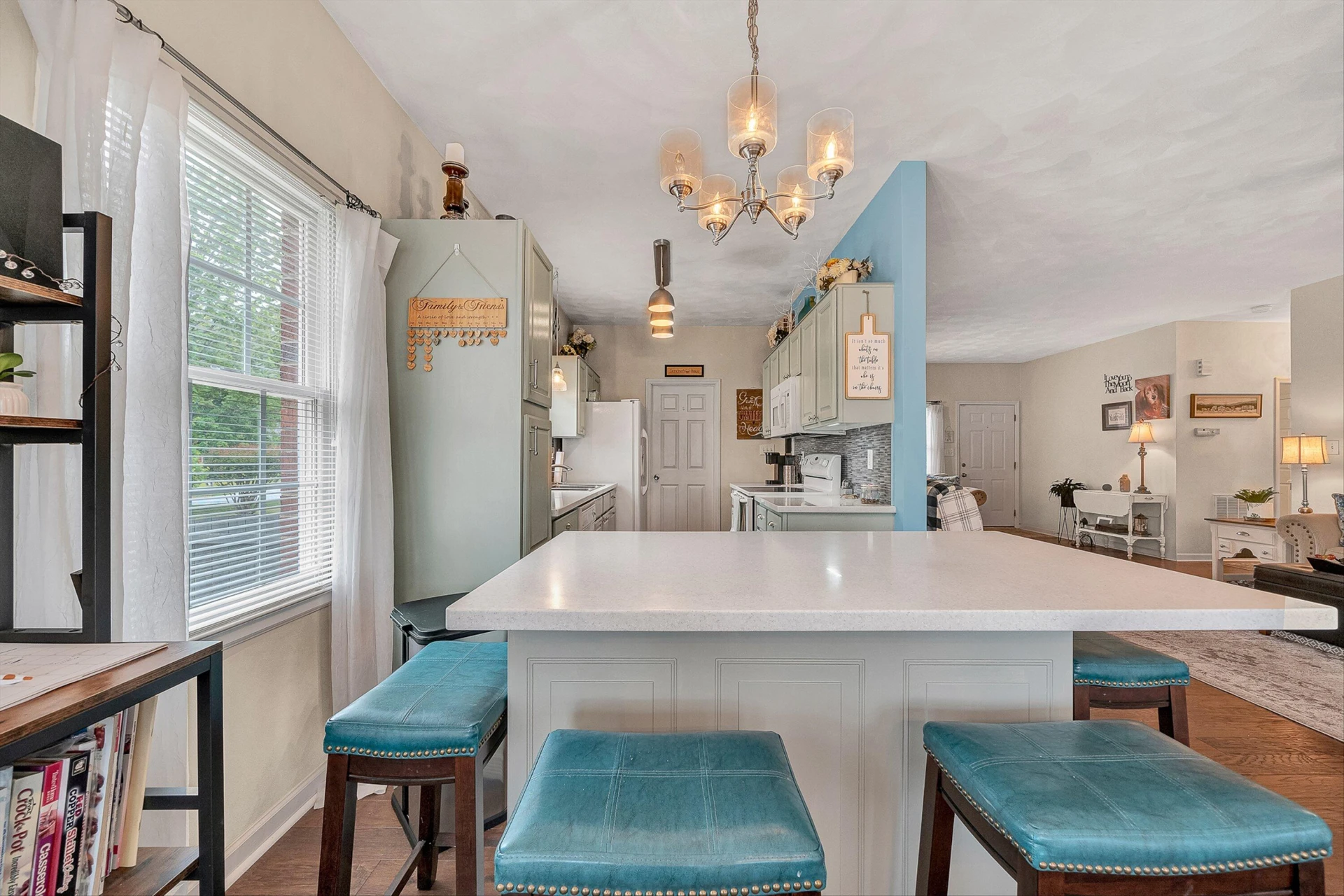 415 Edgemont CIR - Photo 11