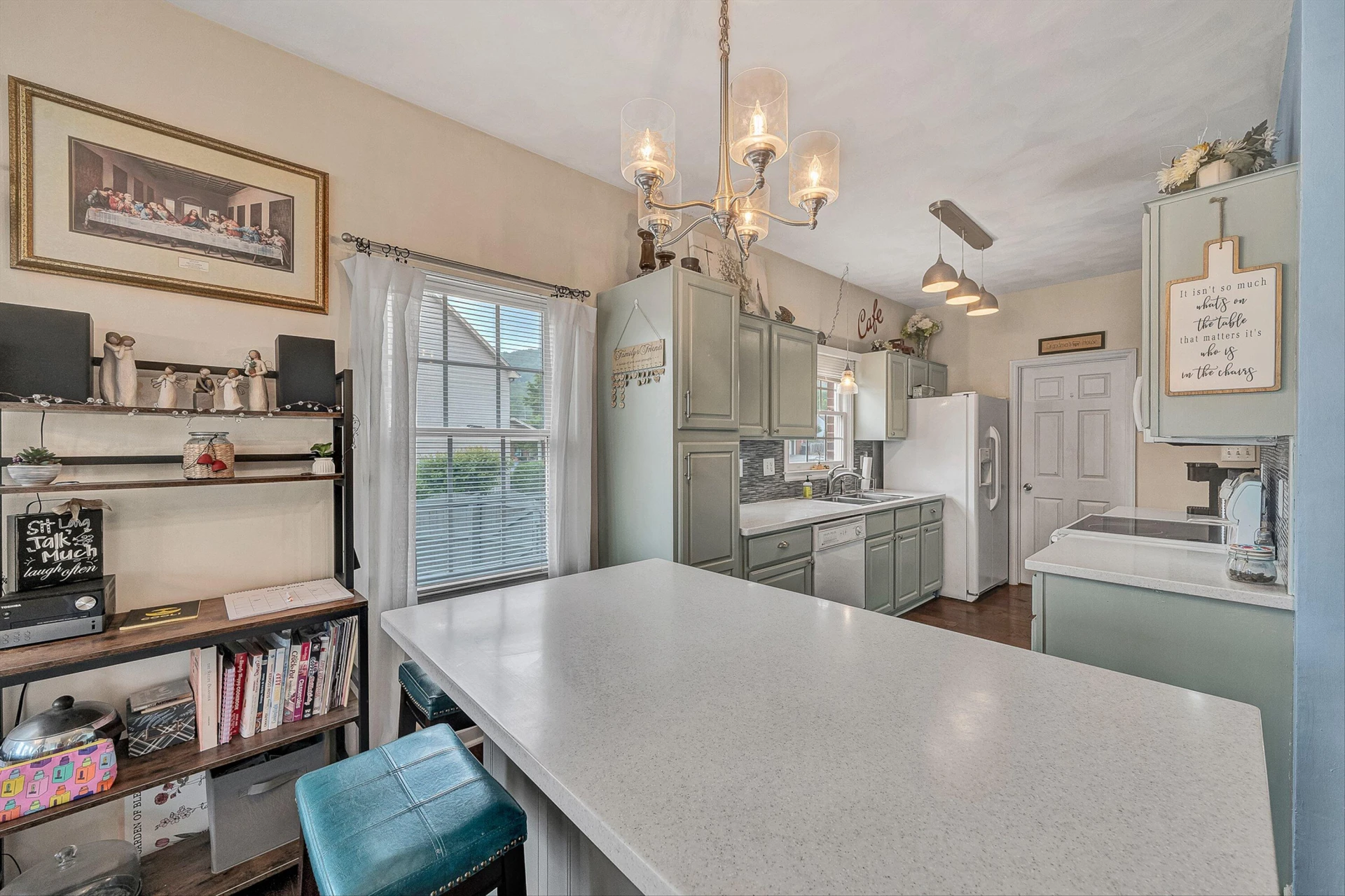 415 Edgemont CIR - Photo 12