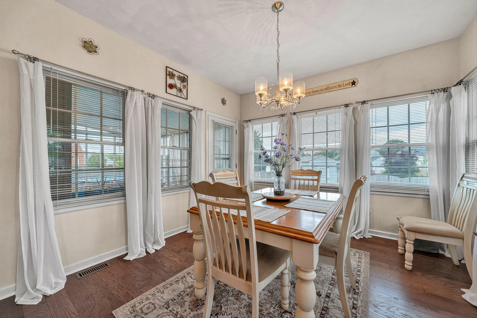 415 Edgemont CIR - Photo 14