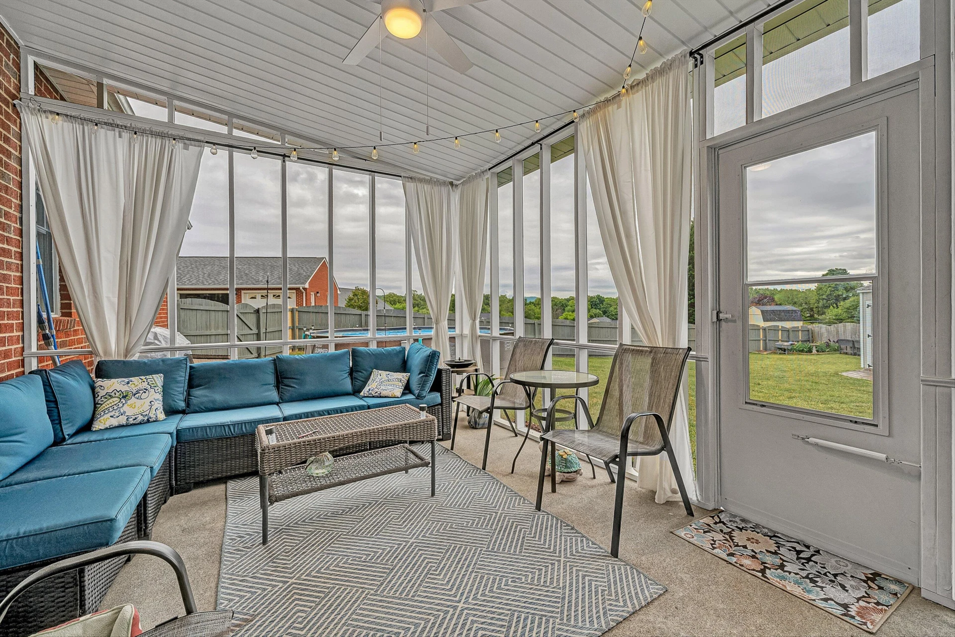 415 Edgemont CIR - Photo 15