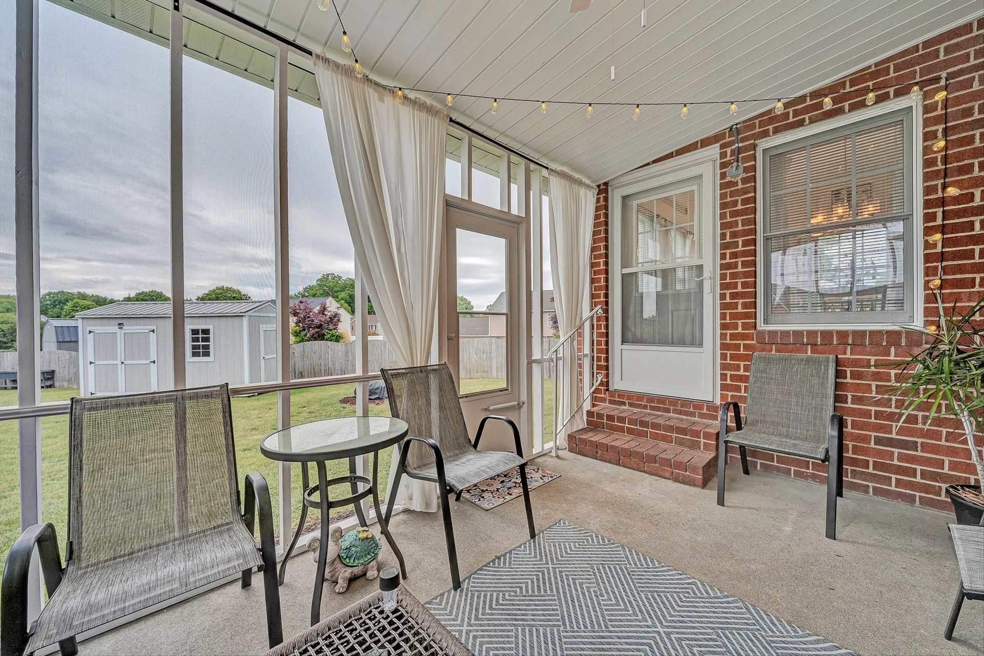 415 Edgemont CIR - Photo 16