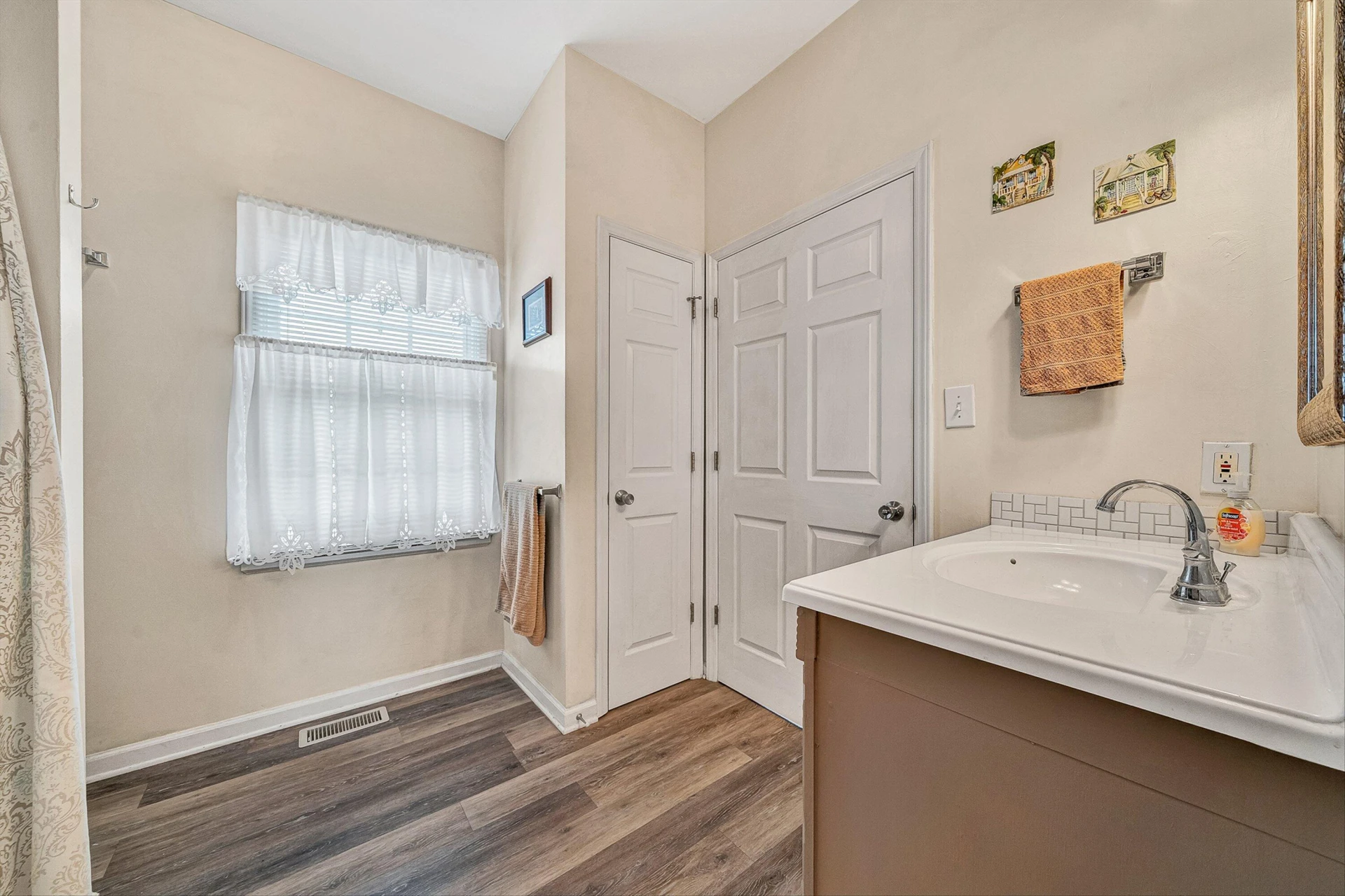 415 Edgemont CIR - Photo 18