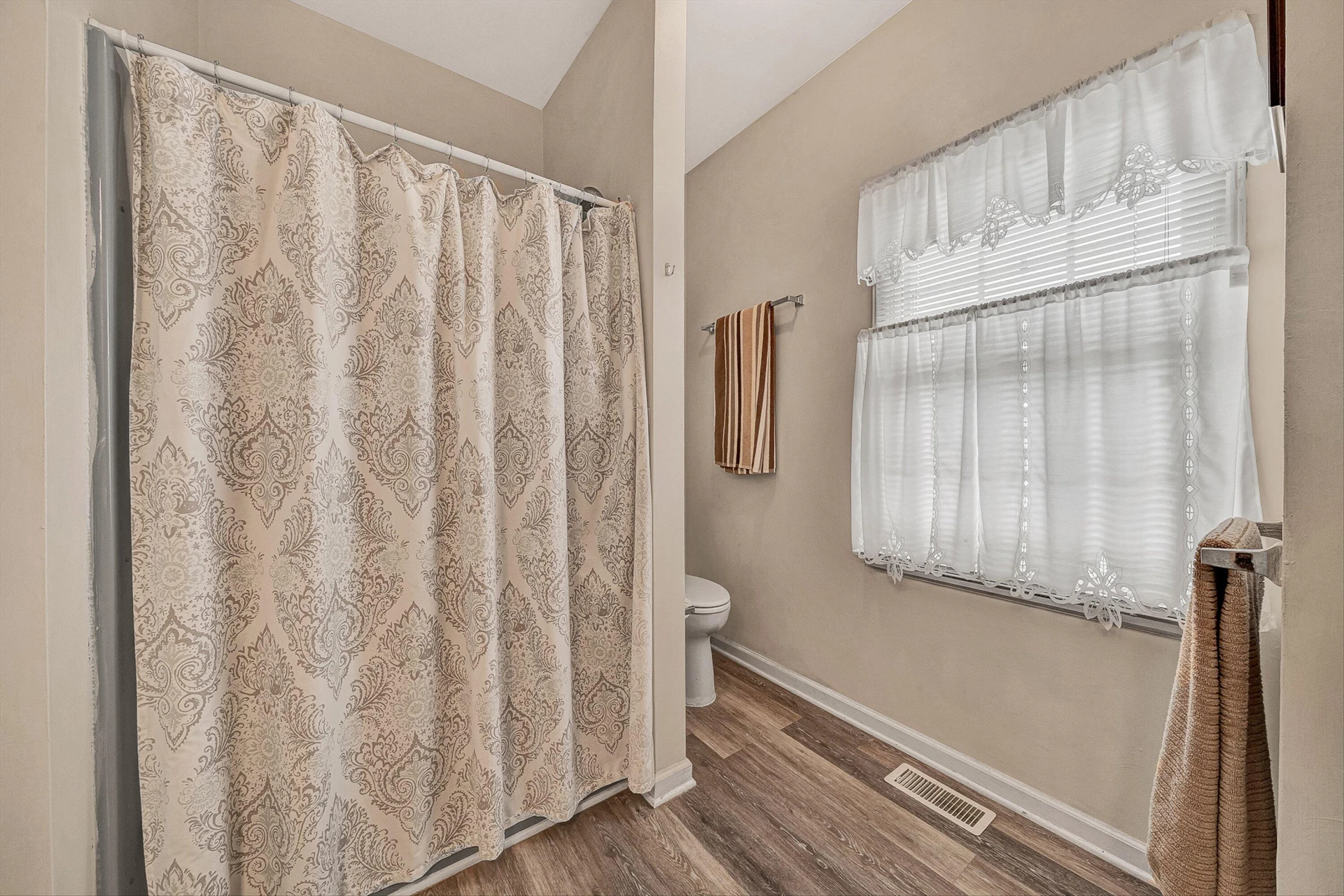 415 Edgemont CIR - Photo 19