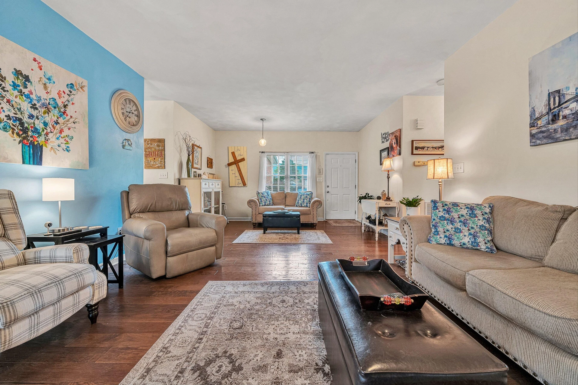 415 Edgemont CIR - Photo 2