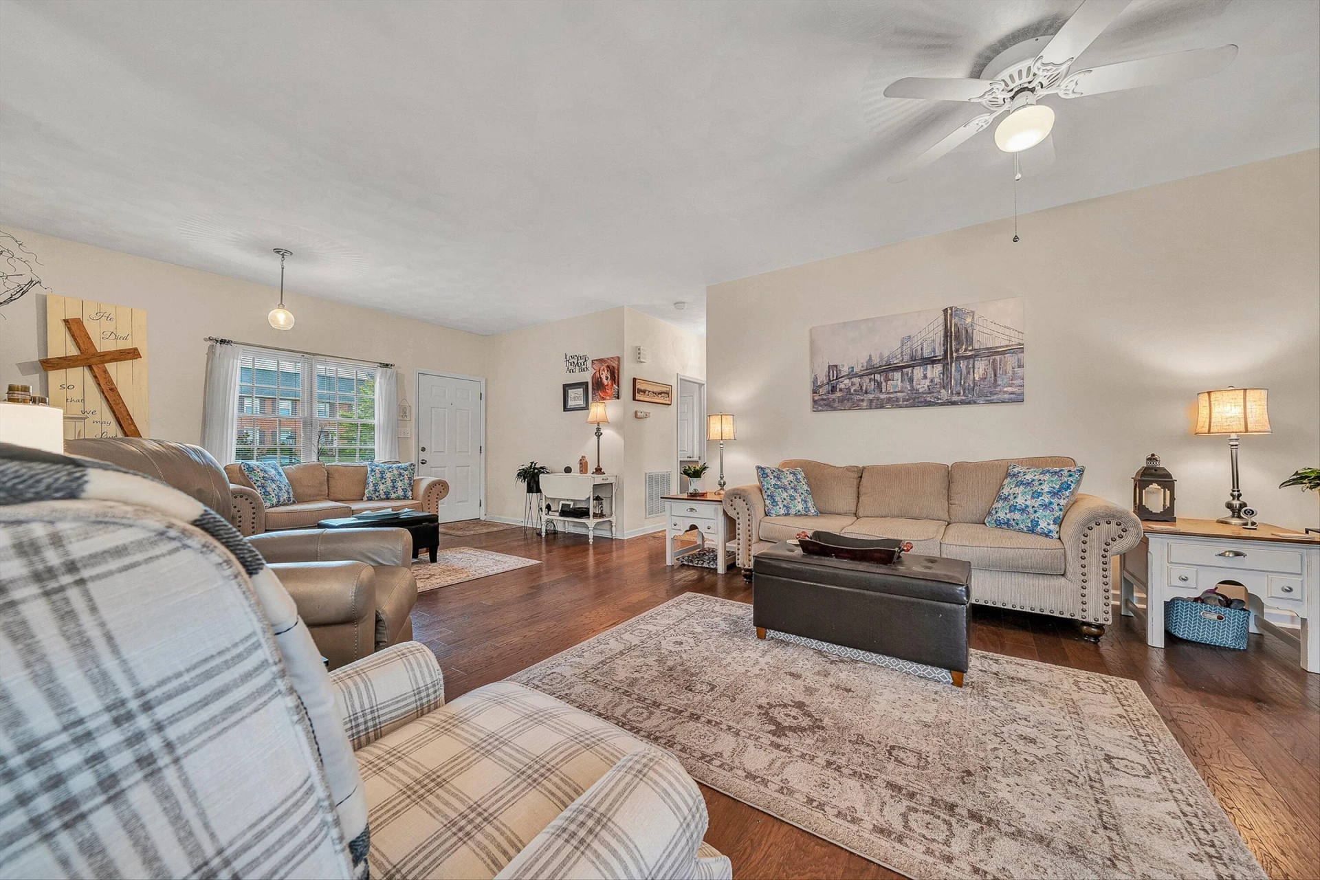 415 Edgemont CIR - Photo 3