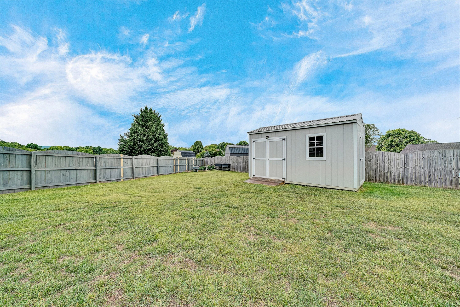415 Edgemont CIR - Photo 32
