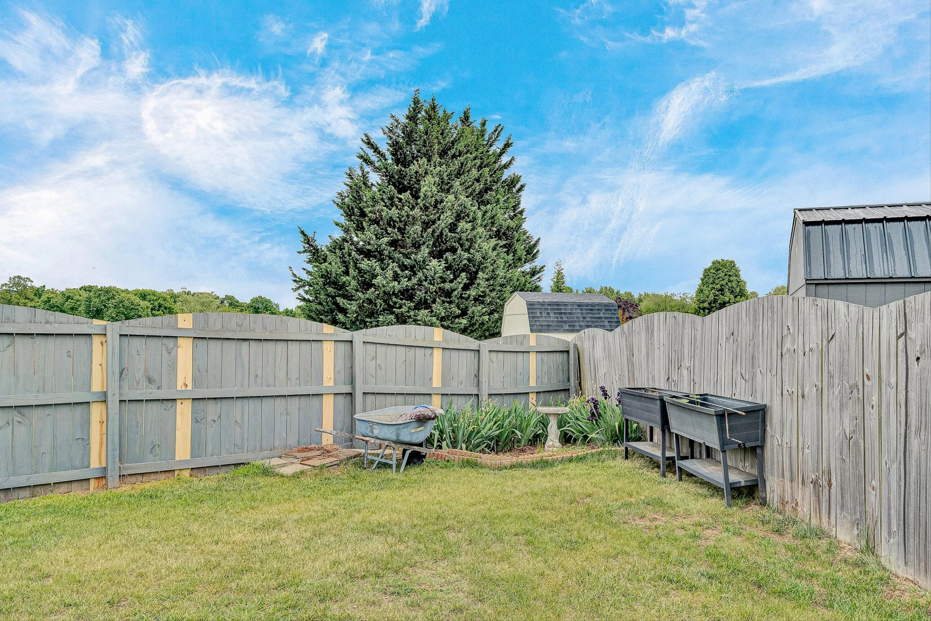 415 Edgemont CIR - Photo 33
