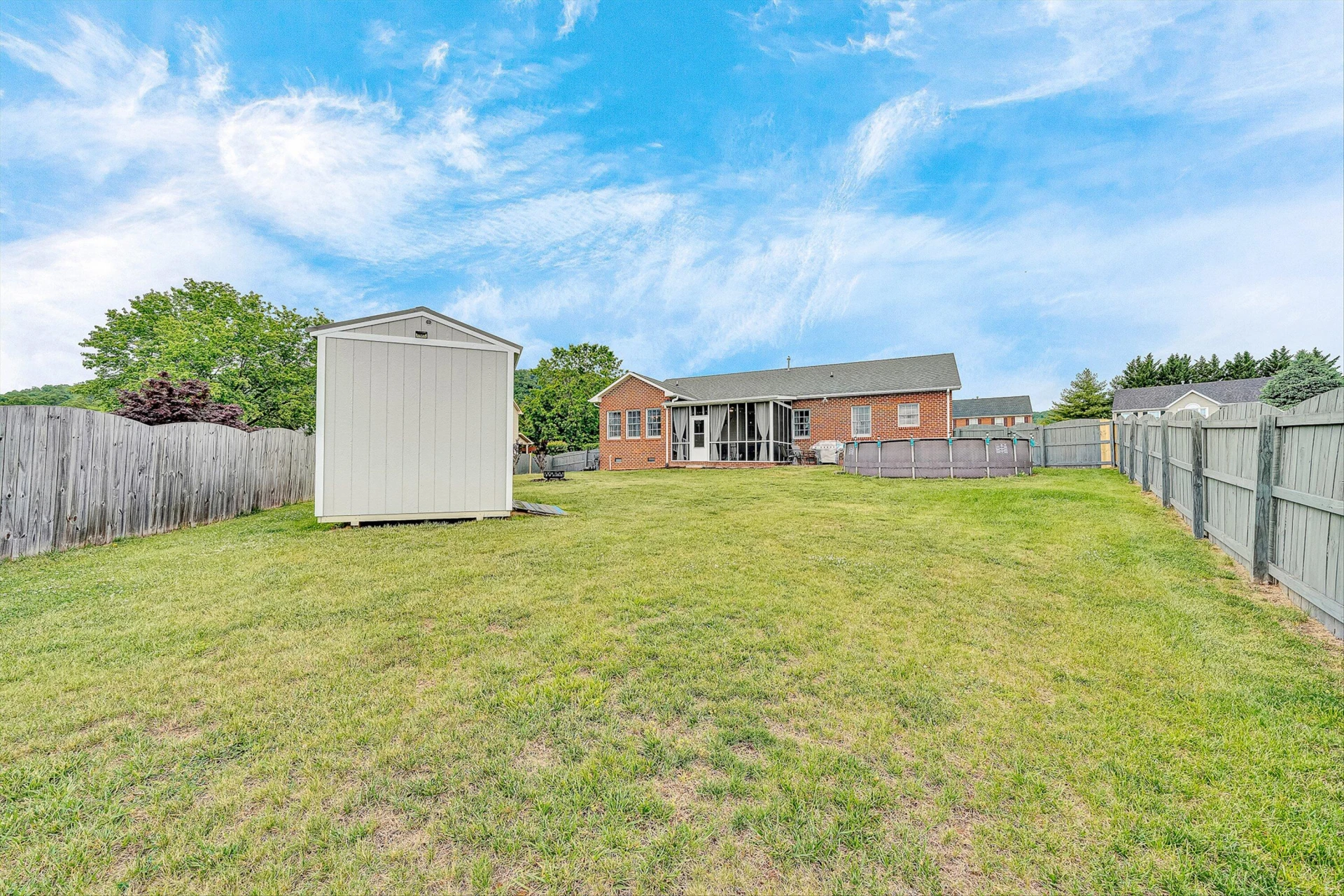415 Edgemont CIR - Photo 34