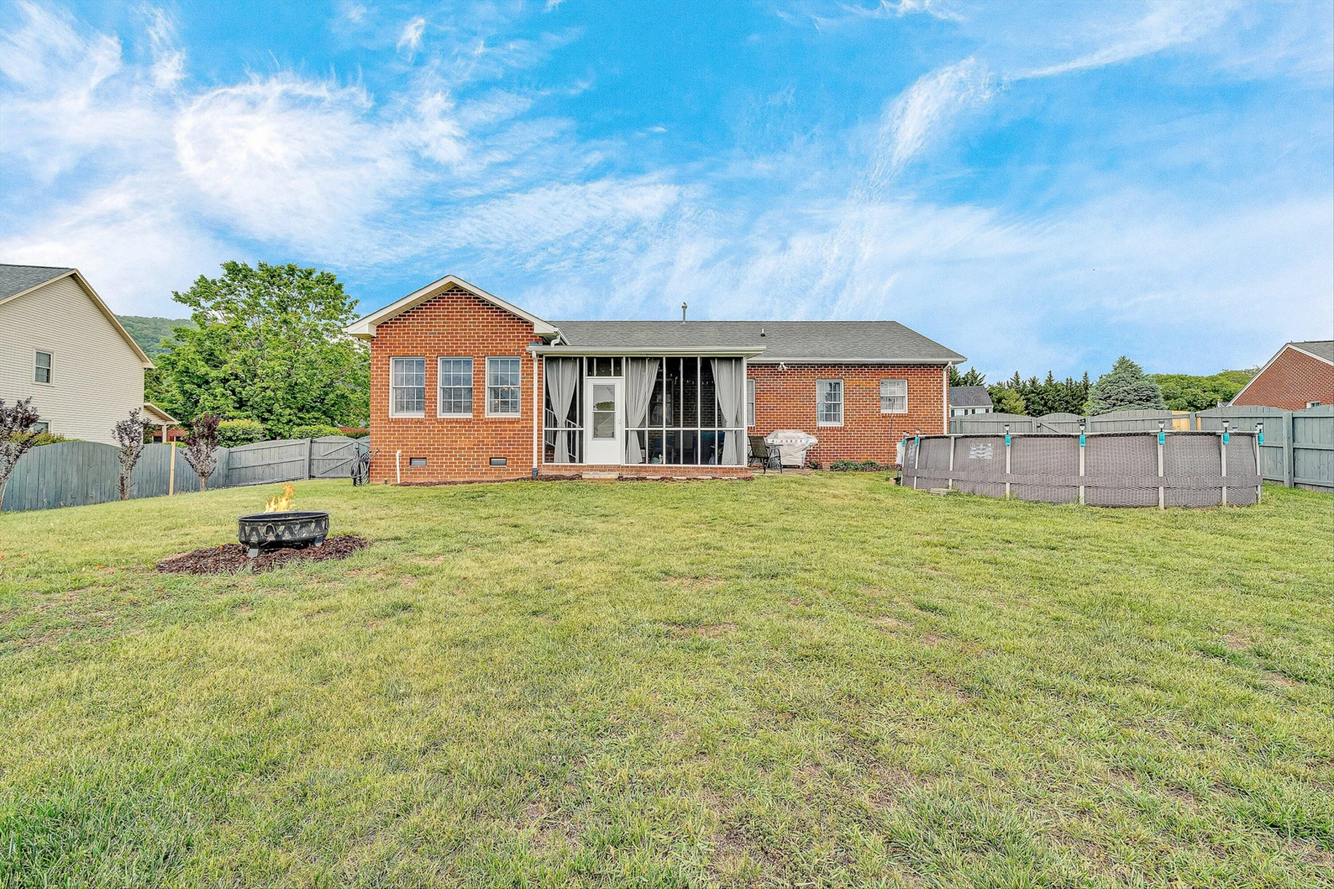 415 Edgemont CIR - Photo 35
