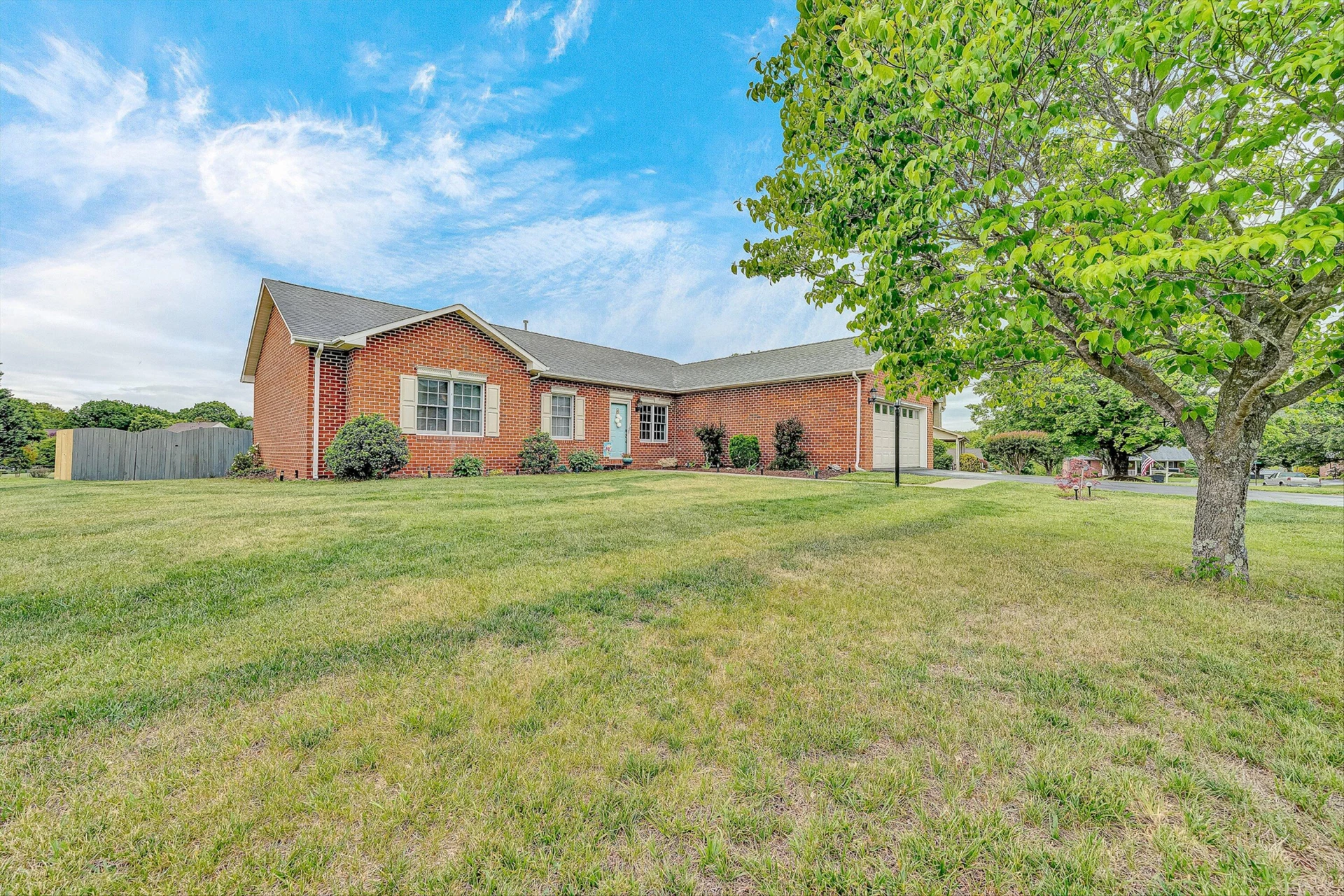 415 Edgemont CIR - Photo 4