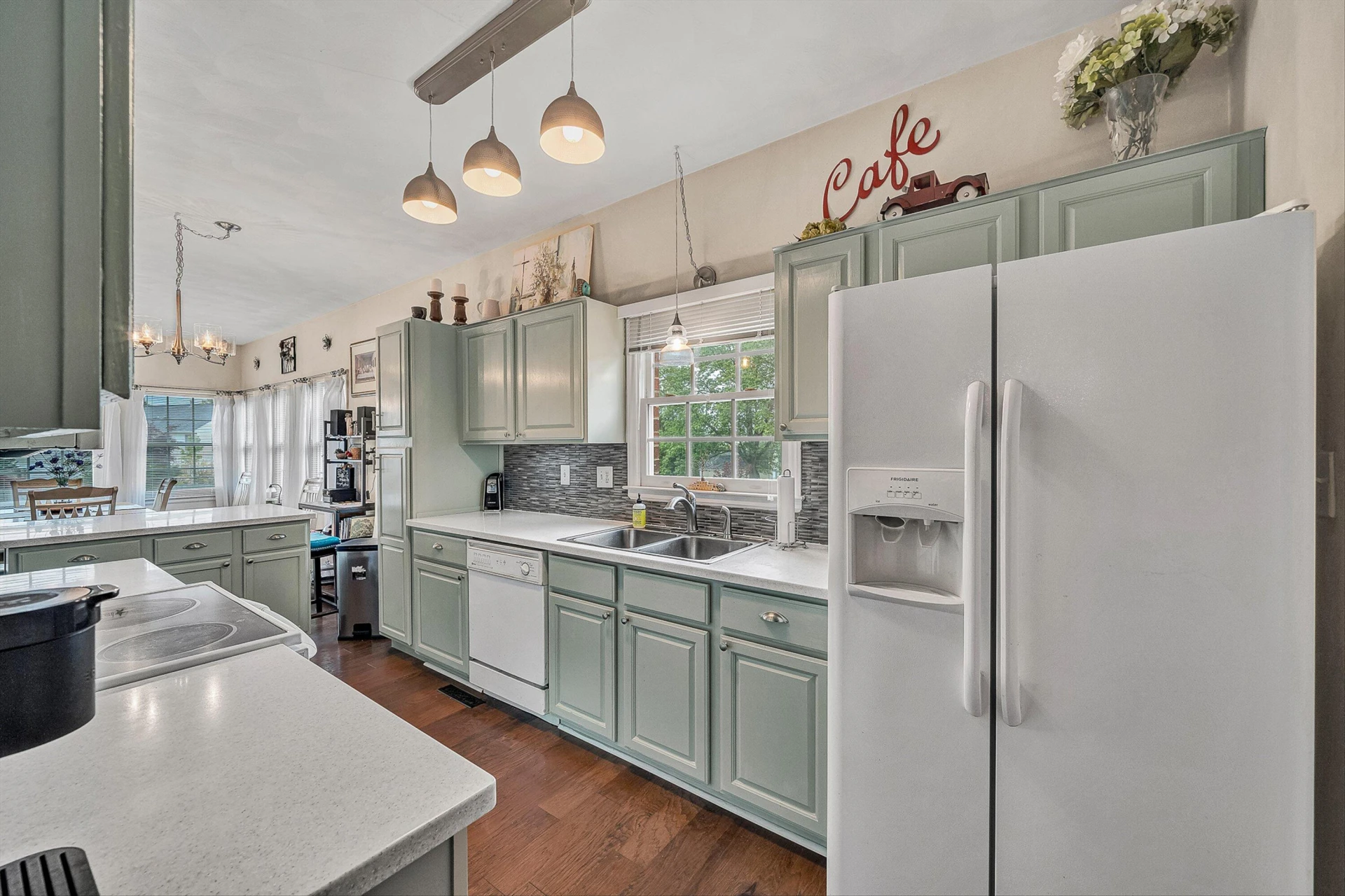 415 Edgemont CIR - Photo 7