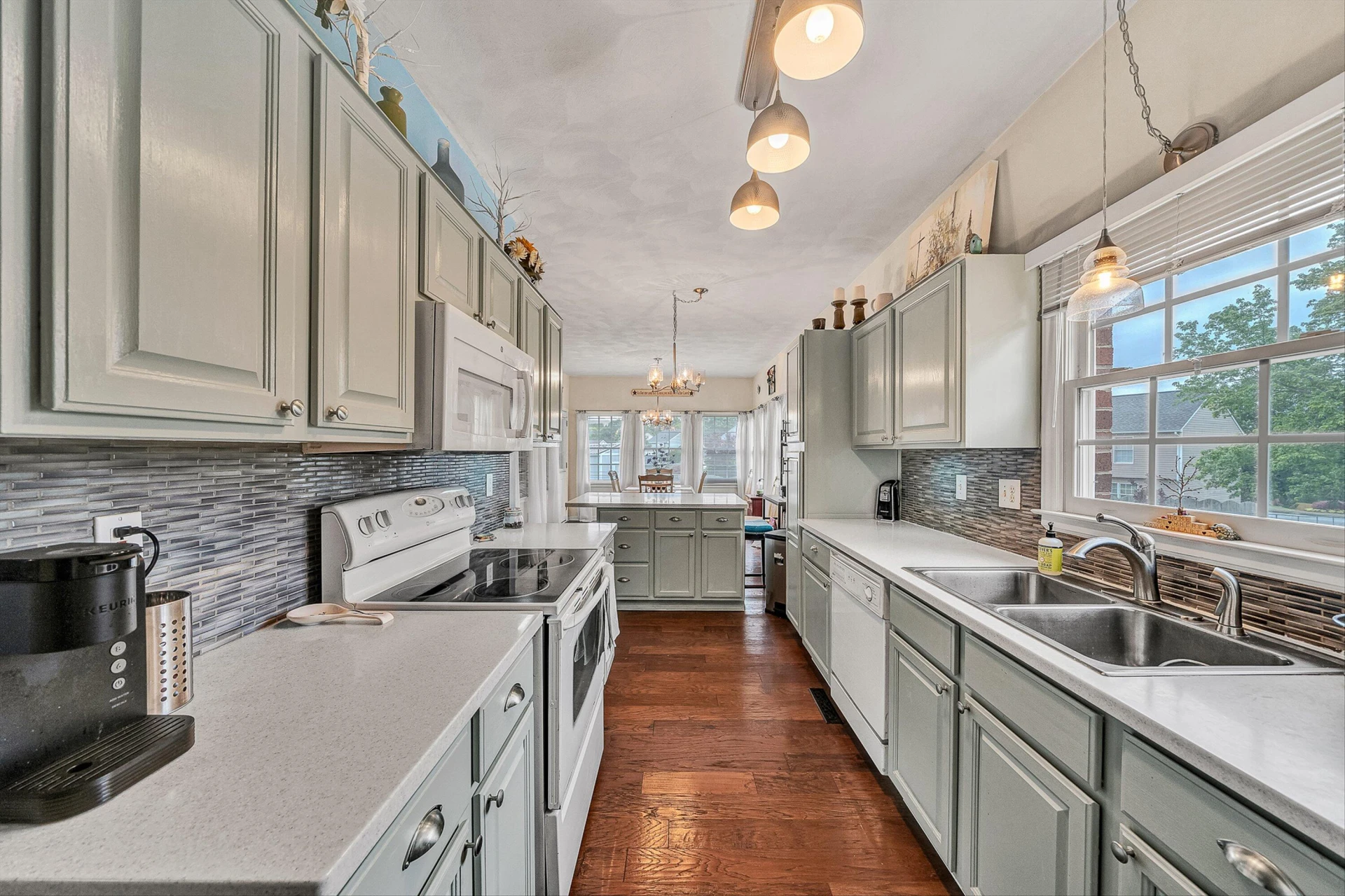415 Edgemont CIR - Photo 8