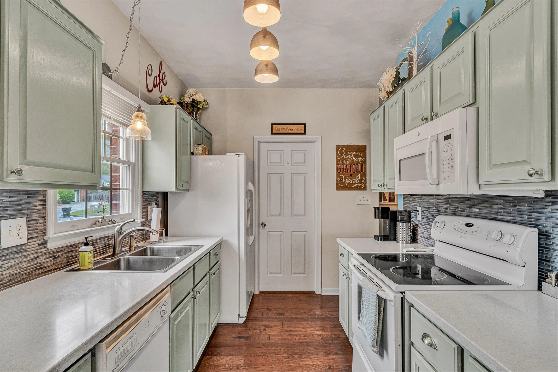 415 Edgemont CIR - Photo 9