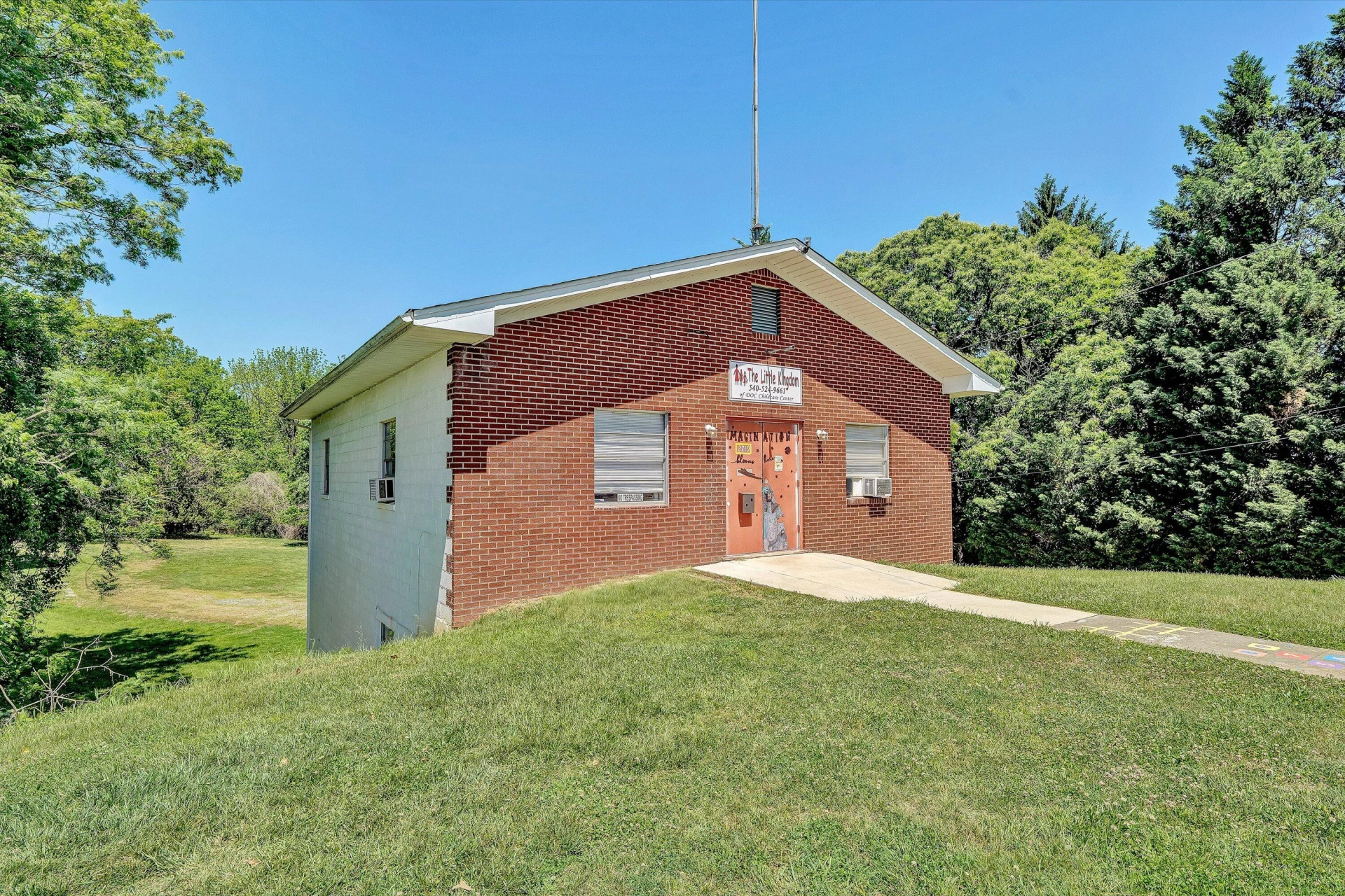 2719 Colonial AVE SW - Photo 2