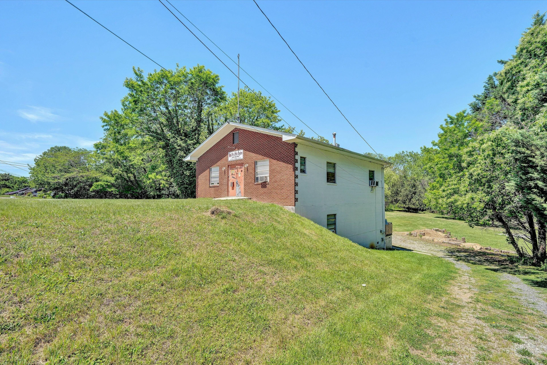 2719 Colonial AVE SW - Photo 3