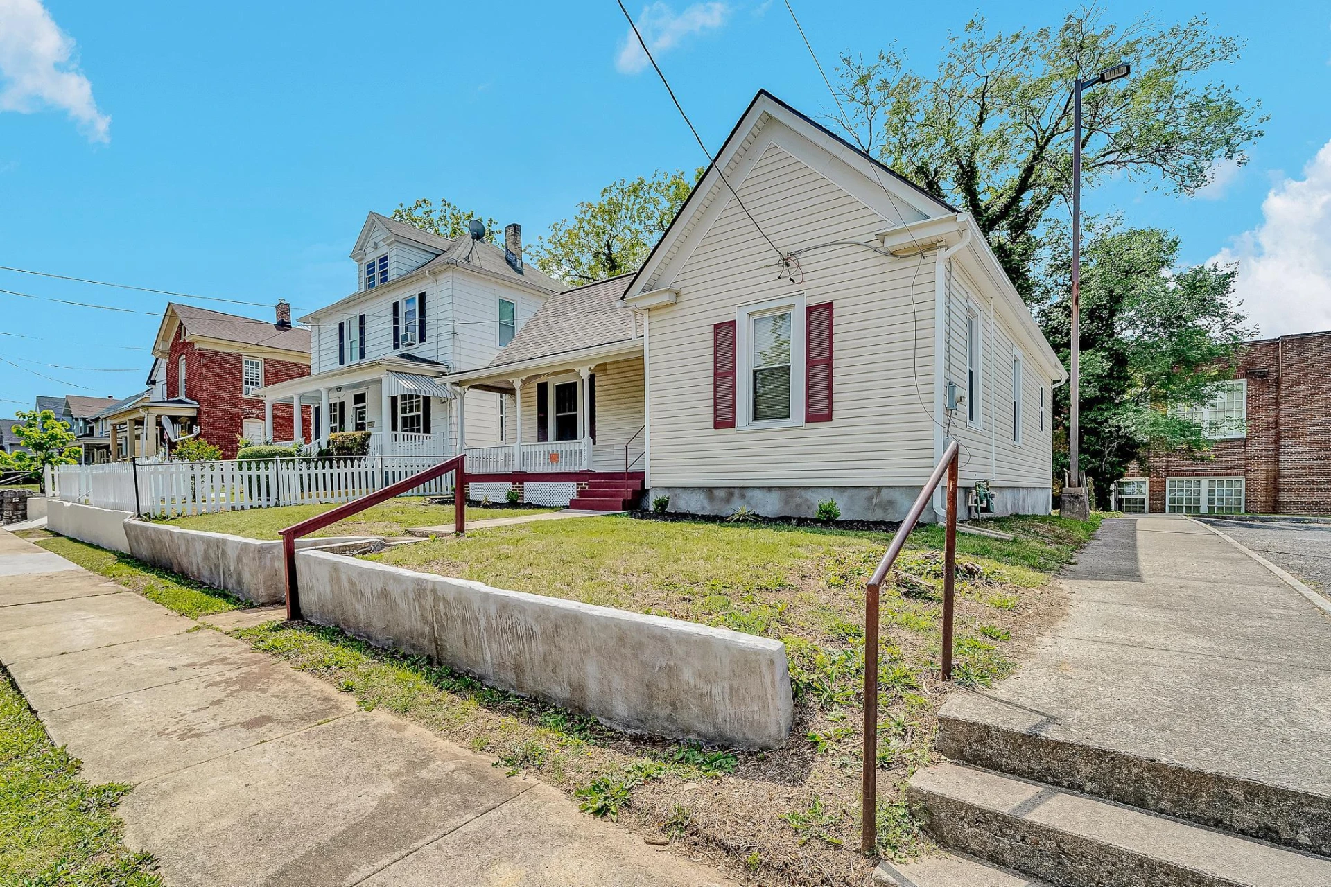 528 Rutherford AVE NW - Photo 2
