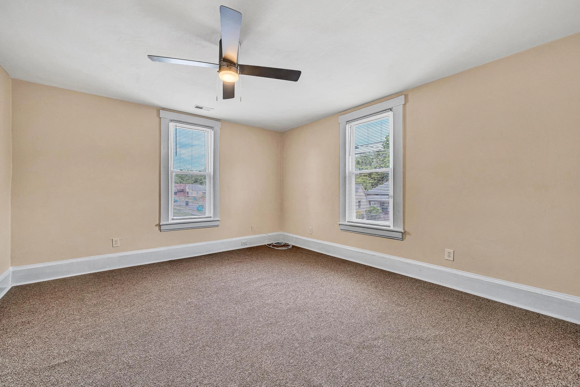 528 Rutherford AVE NW - Photo 4