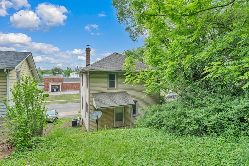 1912 Melrose AVE NW - Photo 27