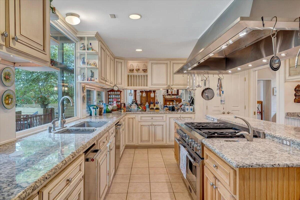 143 Charlotte LN - Photo 4